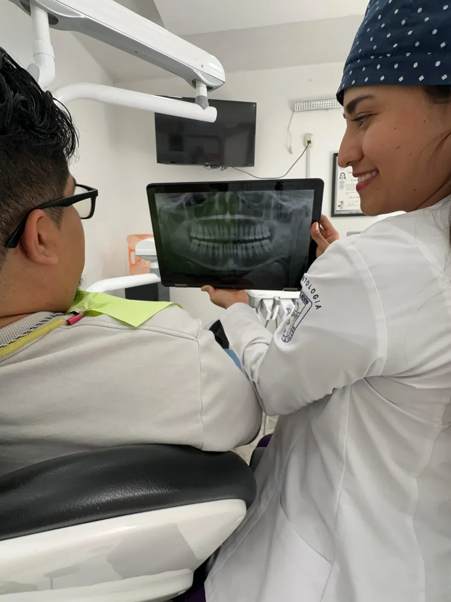 Dra. Karen Ortiz Torres explicando una radiografía a un paciente en Querétaro